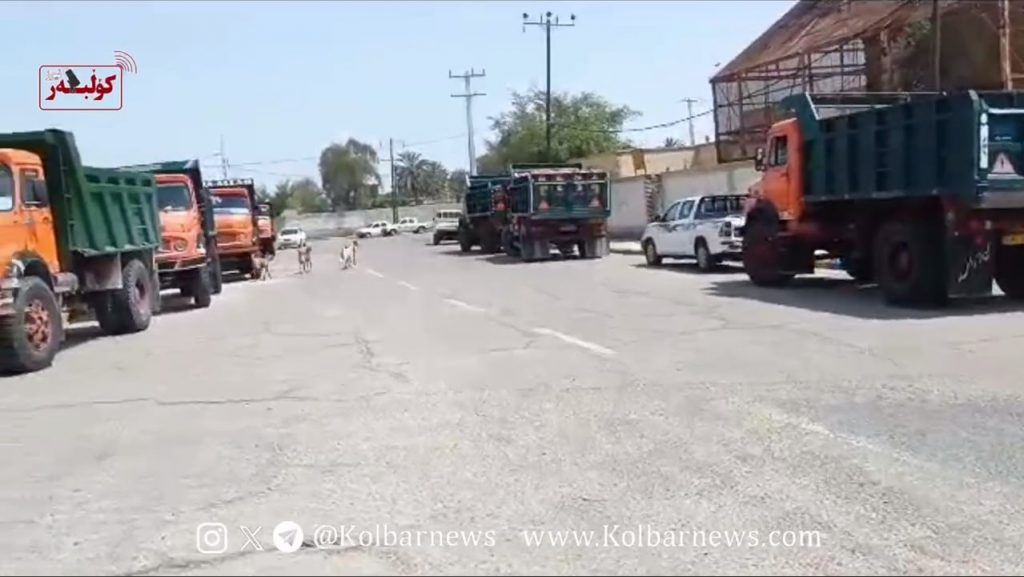 Dashtyari: Truck Drivers Gather in Front of County Governor’s Office Due to Fuel Ration Reduction